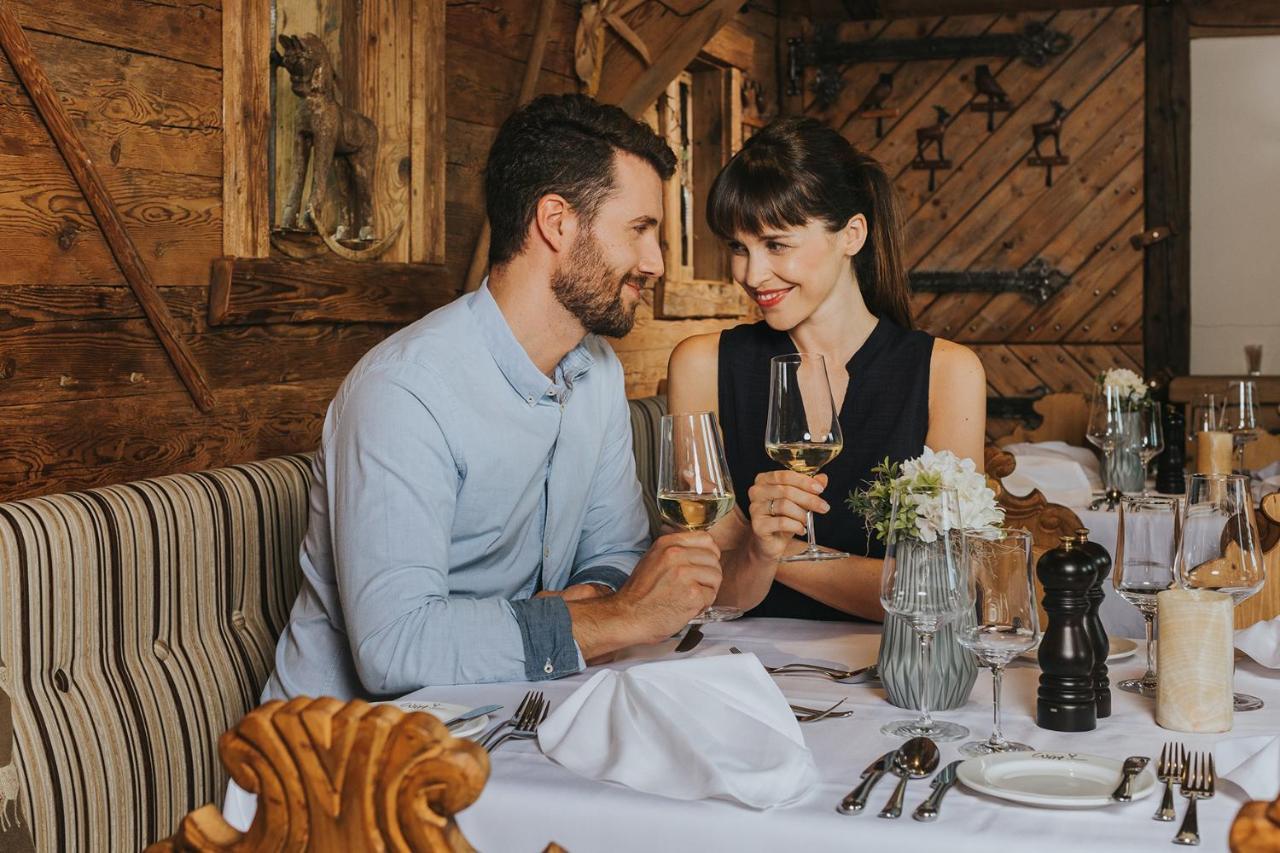 Ortner'S Resort Bad Fussing Bagian luar foto A couple dining at a restaurant
