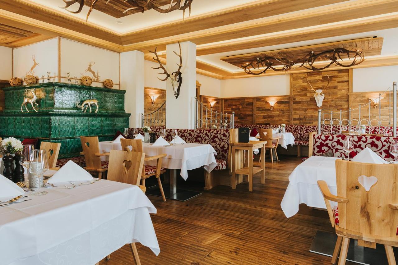 Ortner'S Resort Bad Fussing Bagian luar foto Restaurant in the Hotel Axelmannstein