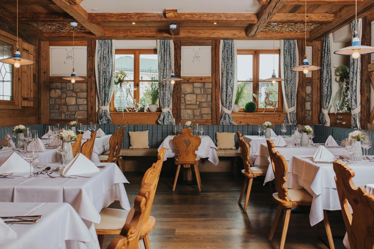 Ortner'S Resort Bad Fussing Bagian luar foto Restaurant in the Hotel Axelmannstein