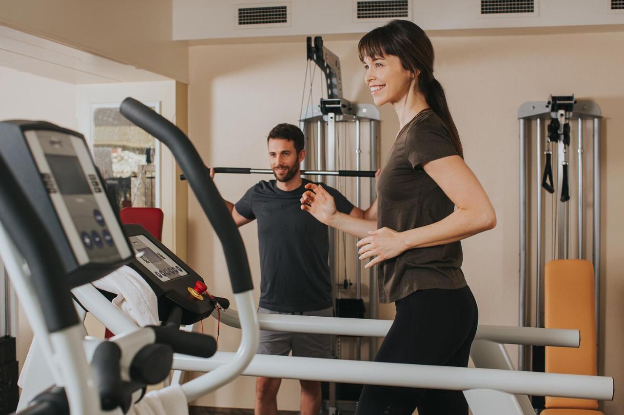 Ortner'S Resort Bad Fussing Bagian luar foto A personal trainer with a client