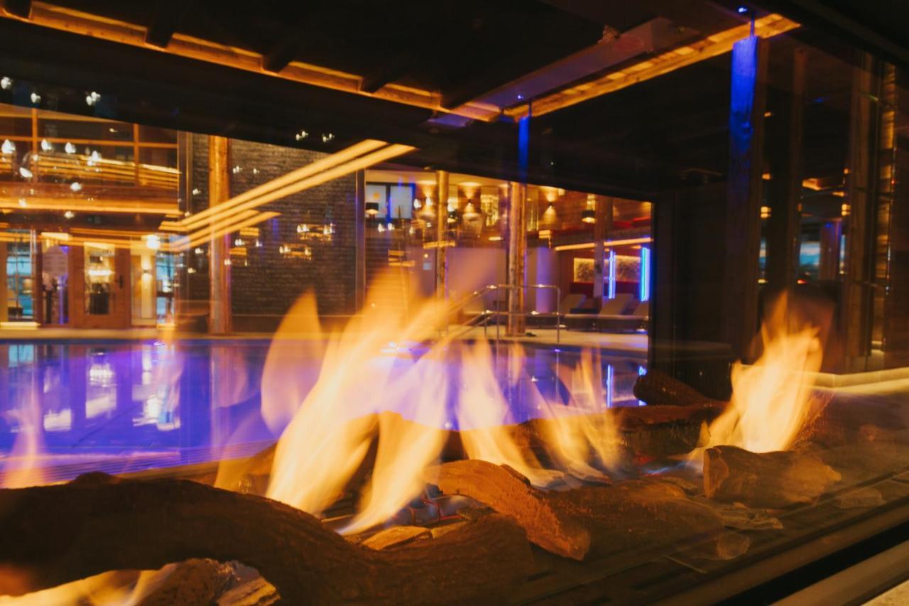 Ortner'S Resort Bad Fussing Bagian luar foto The fireplace at the lobby