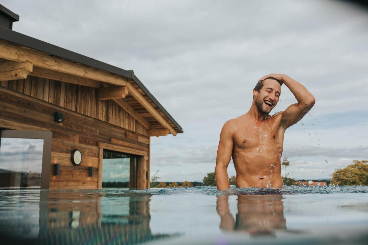 Ortner'S Resort Bad Fussing Bagian luar foto A man in a swimming pool
