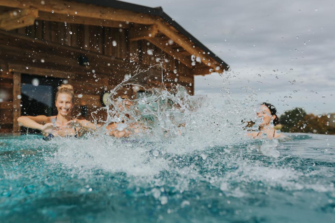 Ortner'S Resort Bad Fussing Bagian luar foto The outdoor pool at the Aqua Mundo in De Eemhof