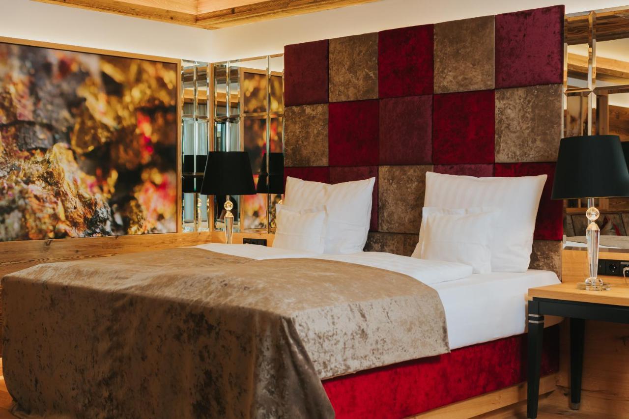 Ortner'S Resort Bad Fussing Bagian luar foto A bedroom at the Hotel de Crillon