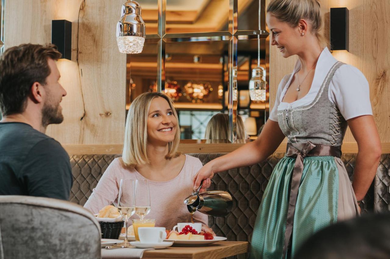 Ortner'S Resort Bad Fussing Bagian luar foto A waitress serving customers