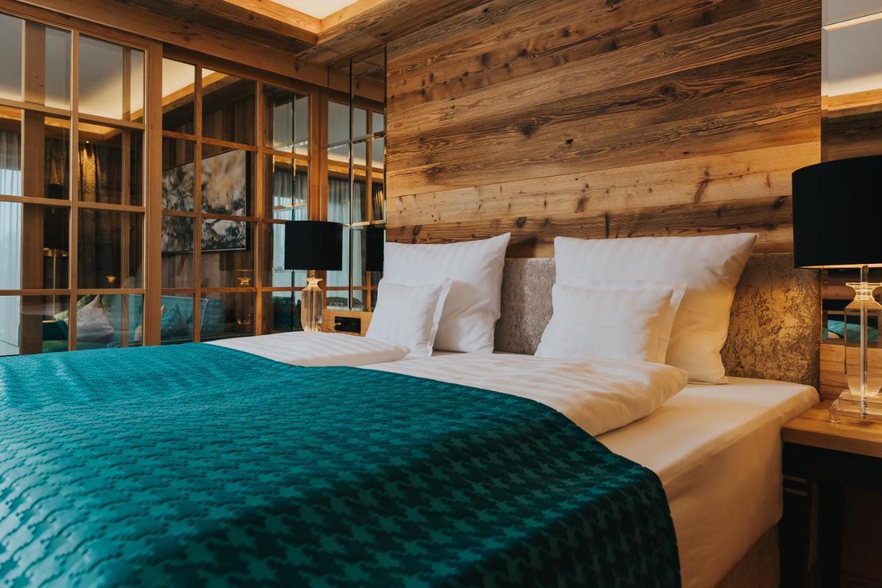 Ortner'S Resort Bad Fussing Bagian luar foto A bedroom at the Hotel de la Poste