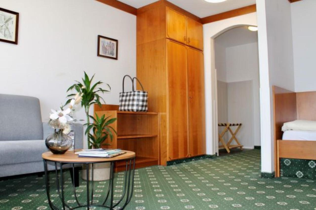 Ortner'S Resort Bad Fussing Bagian luar foto A typical hotel room