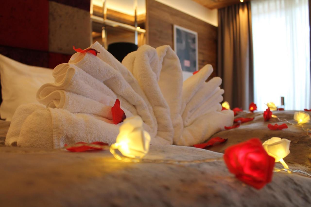 Ortner'S Resort Bad Fussing Bagian luar foto A towel swan
