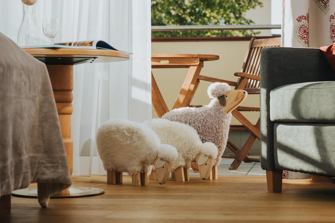 Ortner'S Resort Bad Fussing Bagian luar foto The sheep family